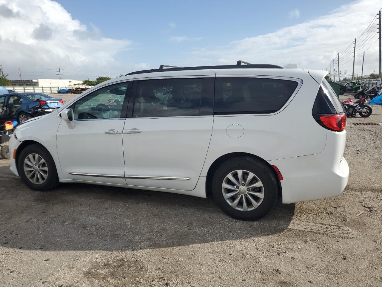 2017 Chrysler Pacifica - Image 2