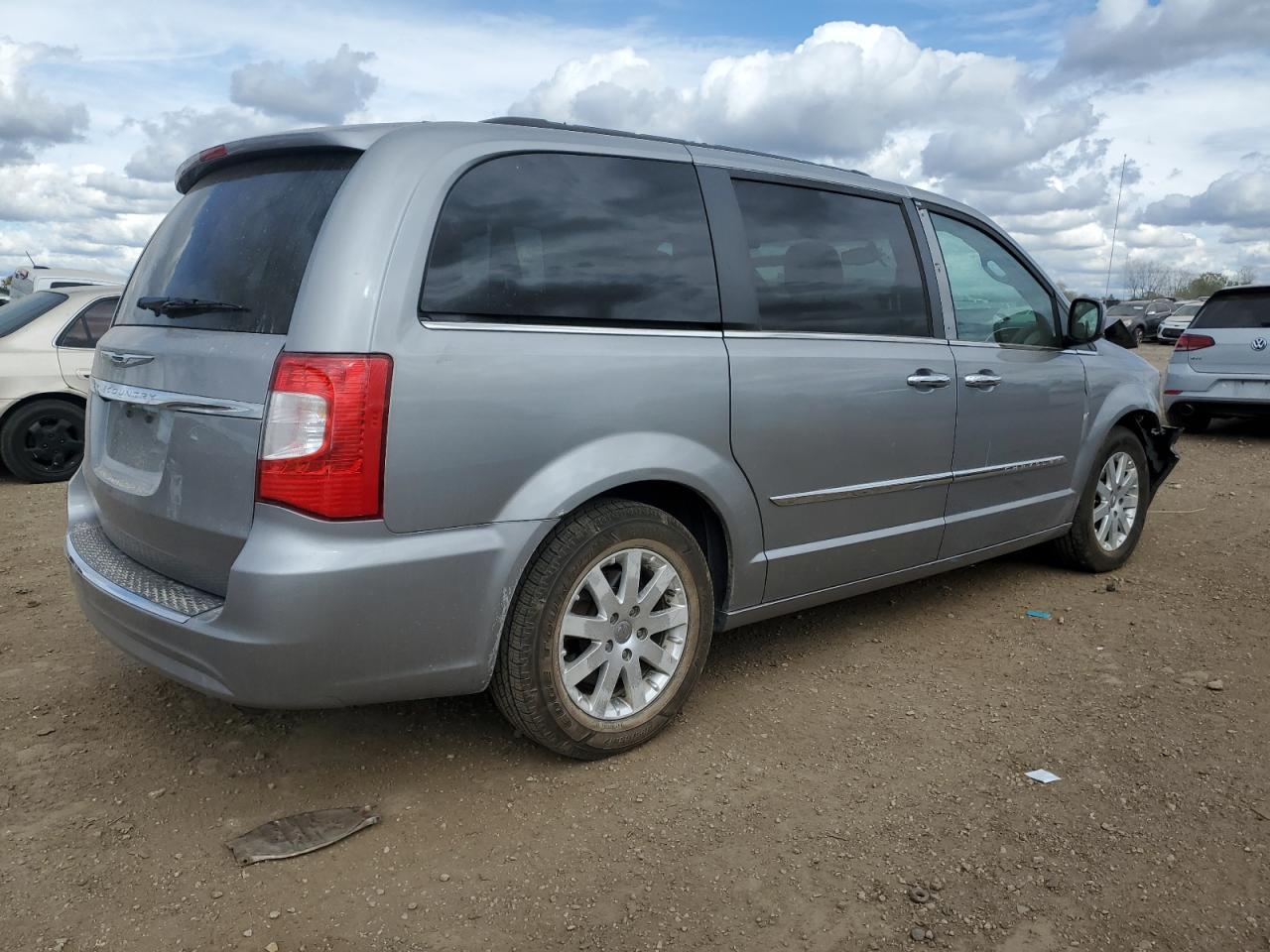 2016 Chrysler Town & Country - Image 3