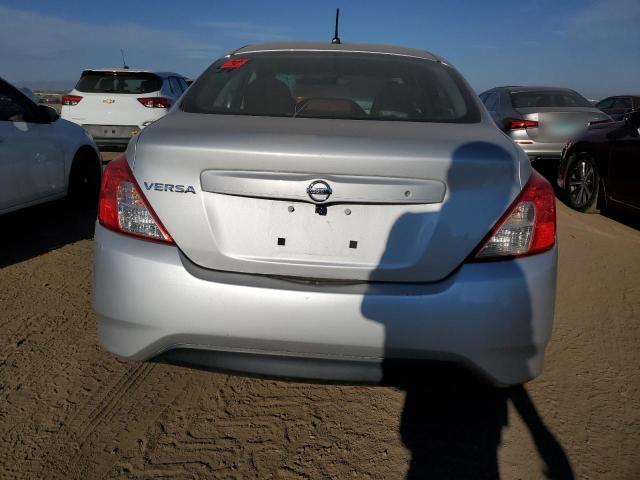  NISSAN VERSA 2018 Silver