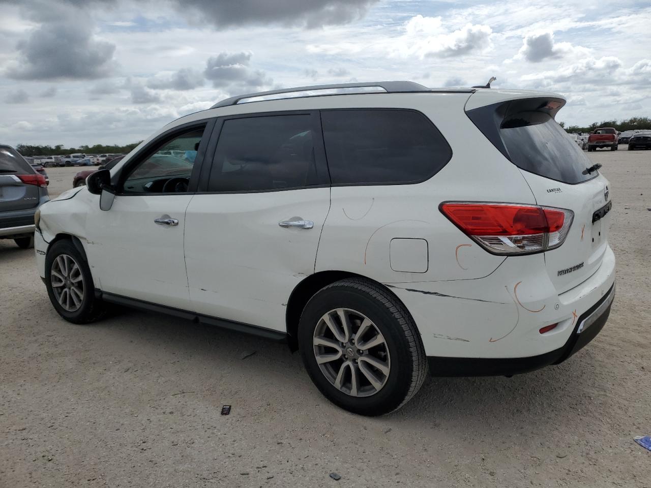 2015 Nissan Pathfinder - Image 2