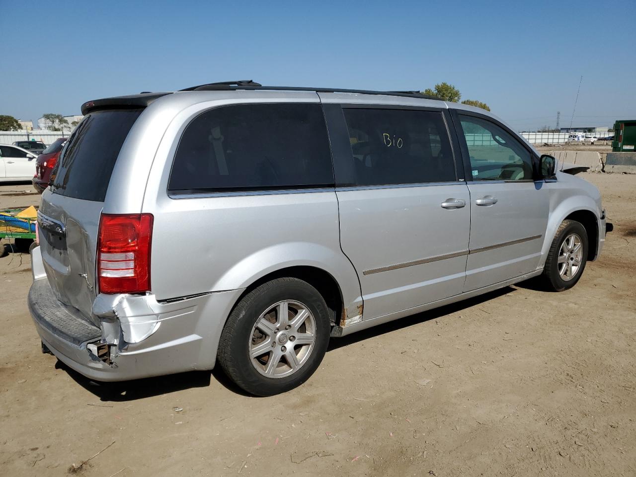 2010 Chrysler Town & Country - Image 3