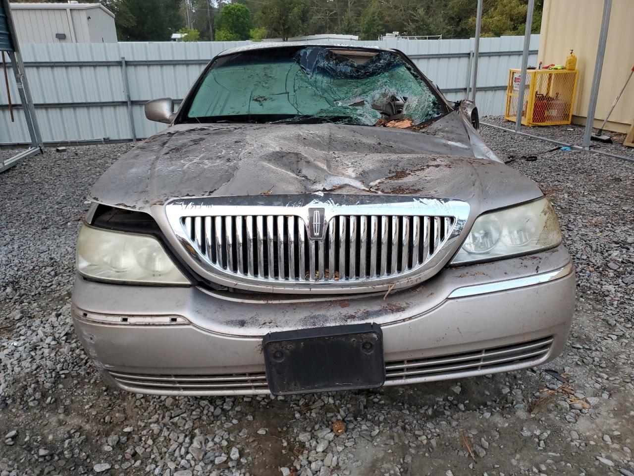 1LNHM81W43Y692936 2003 Lincoln Town Car Executive