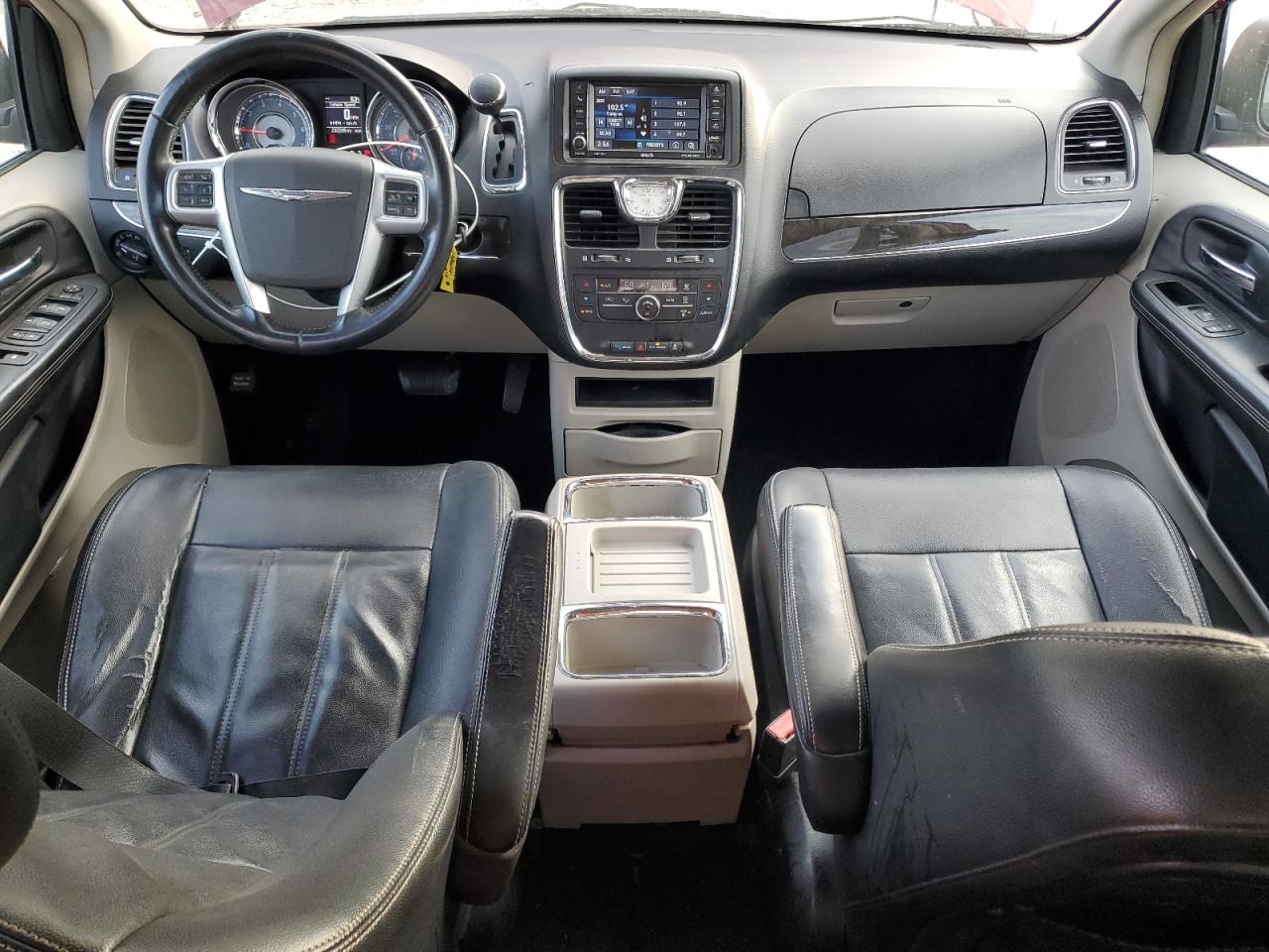 2013 Chrysler Town & Country - Image 8