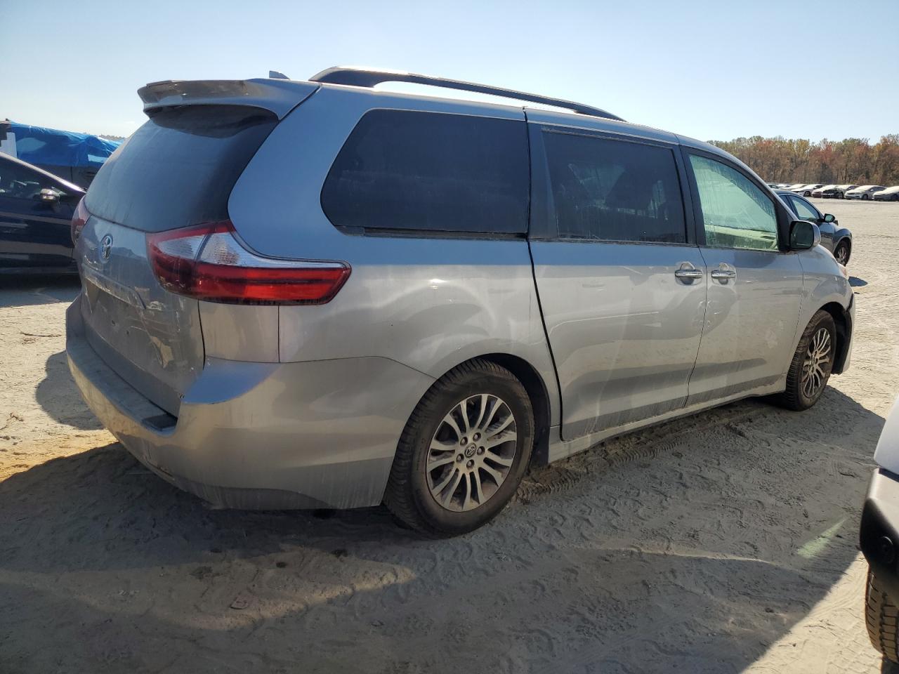 2018 Toyota Sienna - Image 3