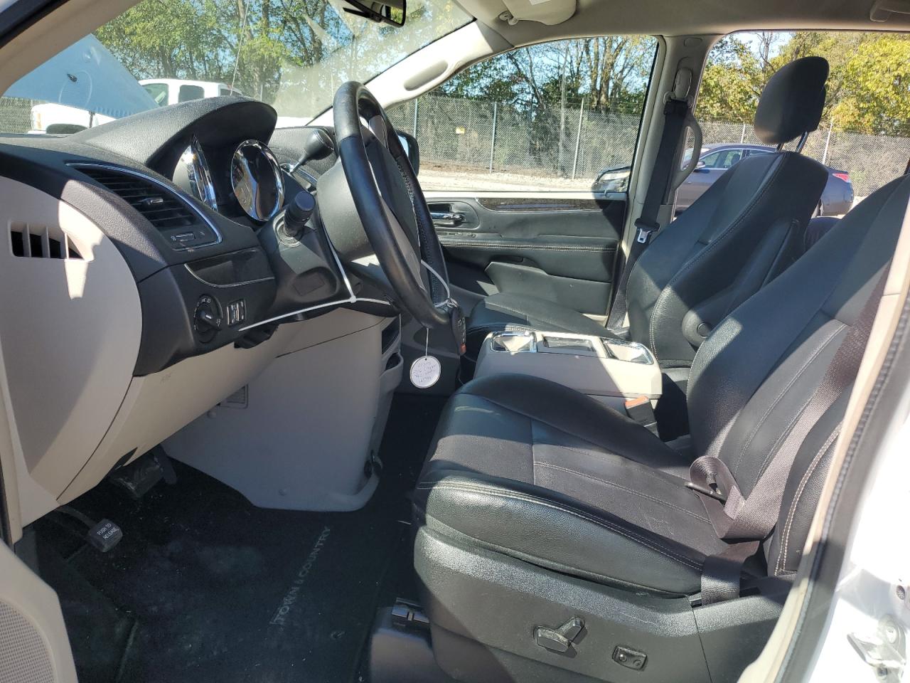 2016 Chrysler Town & Country - Image 7