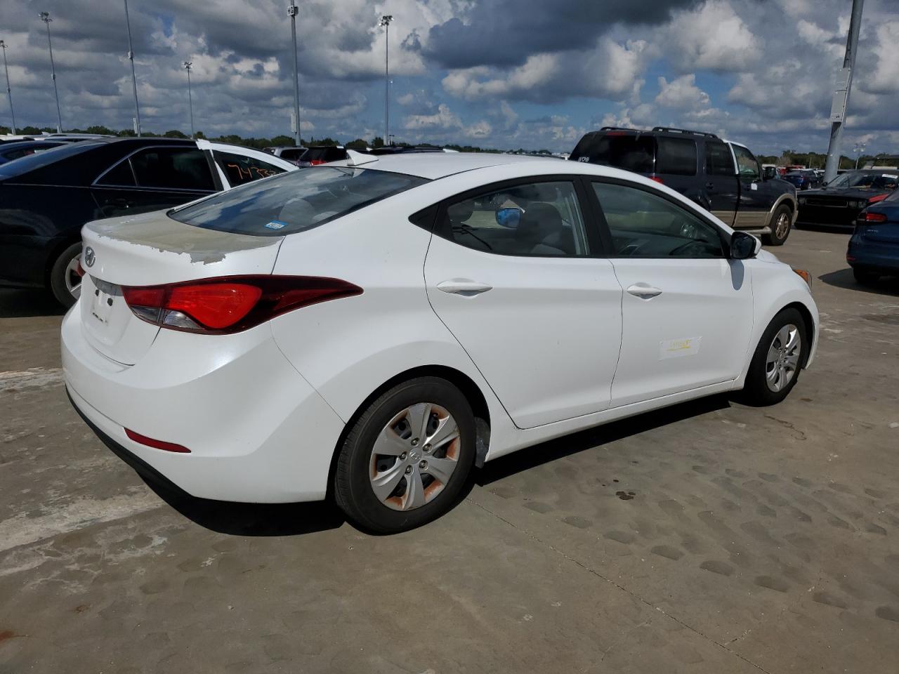 2016 Hyundai Elantra - Image 3