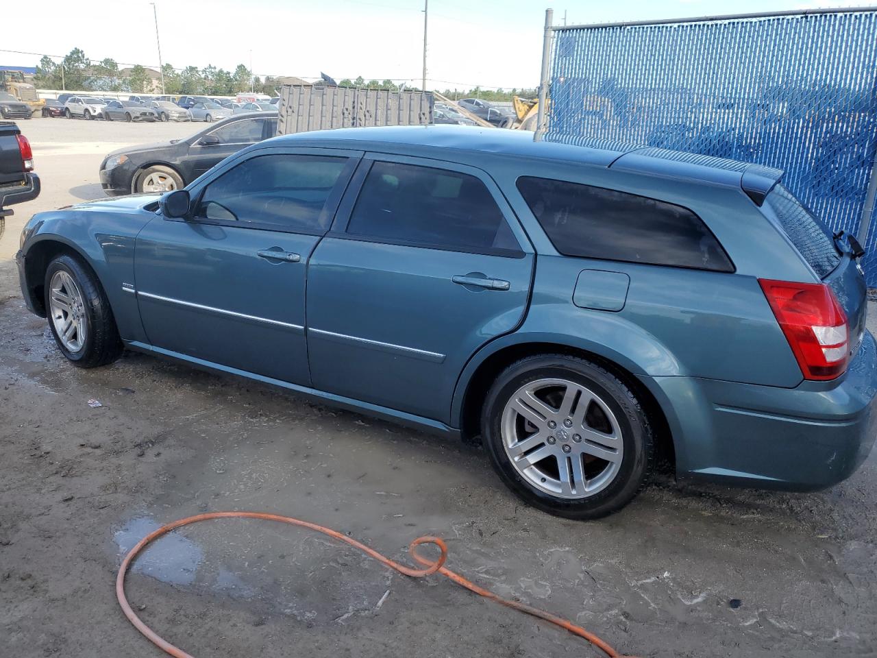 2005 Dodge Magnum - Image 2