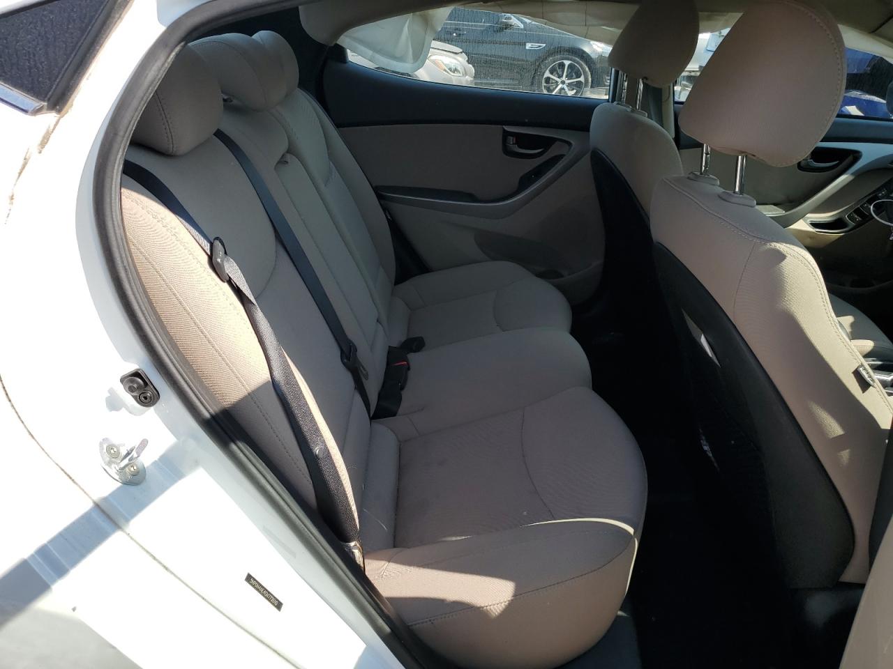 2016 Hyundai Elantra - Image 10