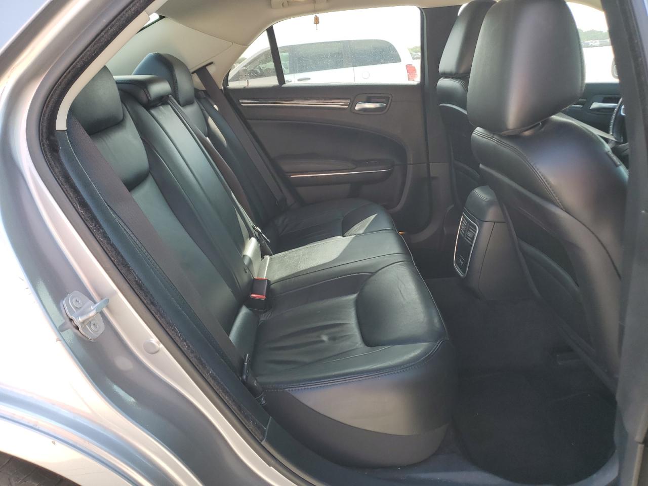 2017 Chrysler 300 - Image 10