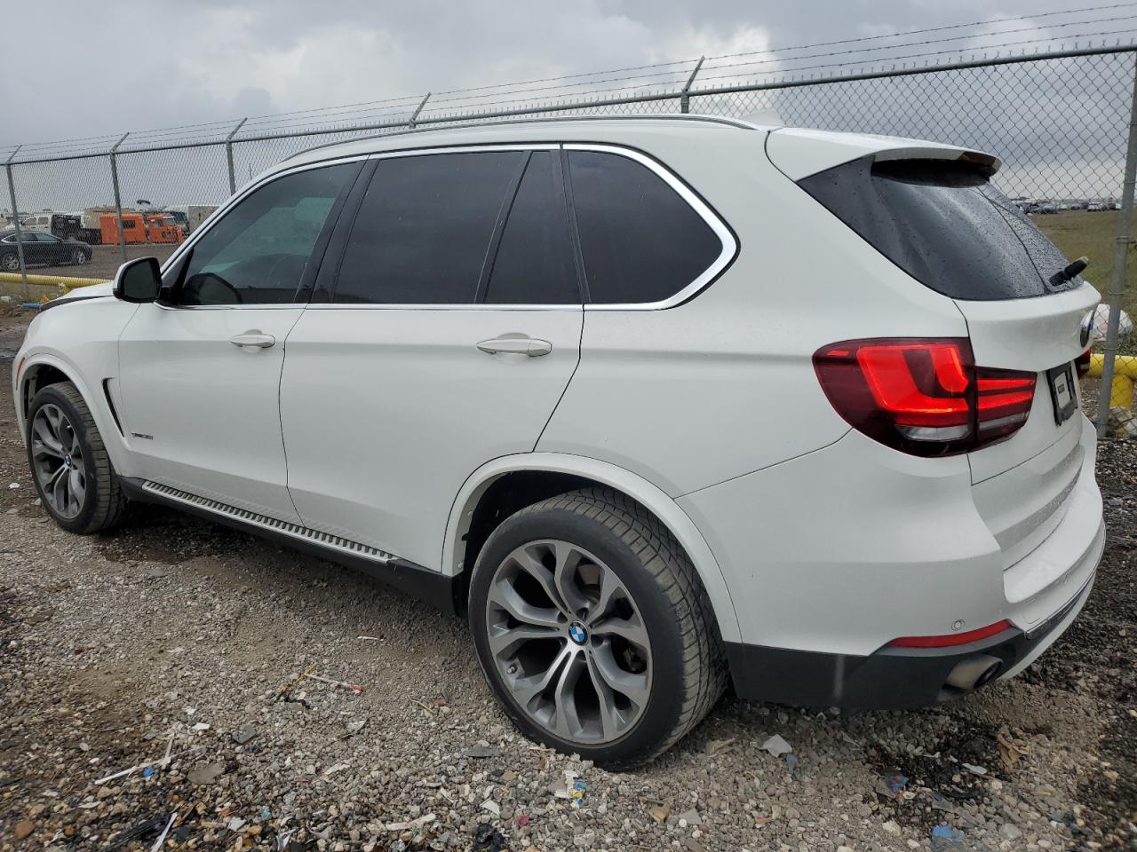 VIN 5UXKR2C54G0R69701 2016 BMW X5 no.2