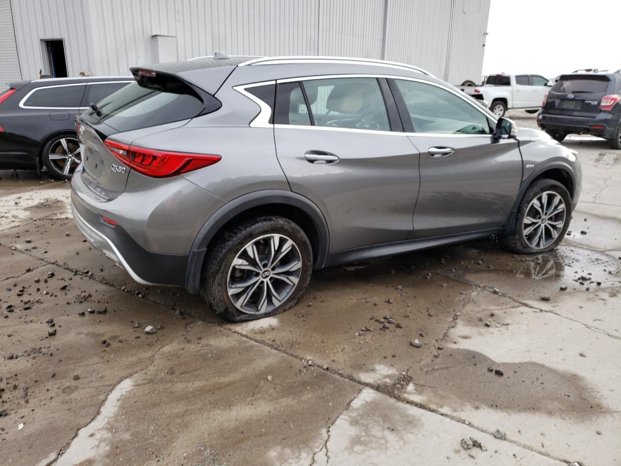 VIN SJKCH5CR9JA055018 2018 INFINITI QX30 no.3