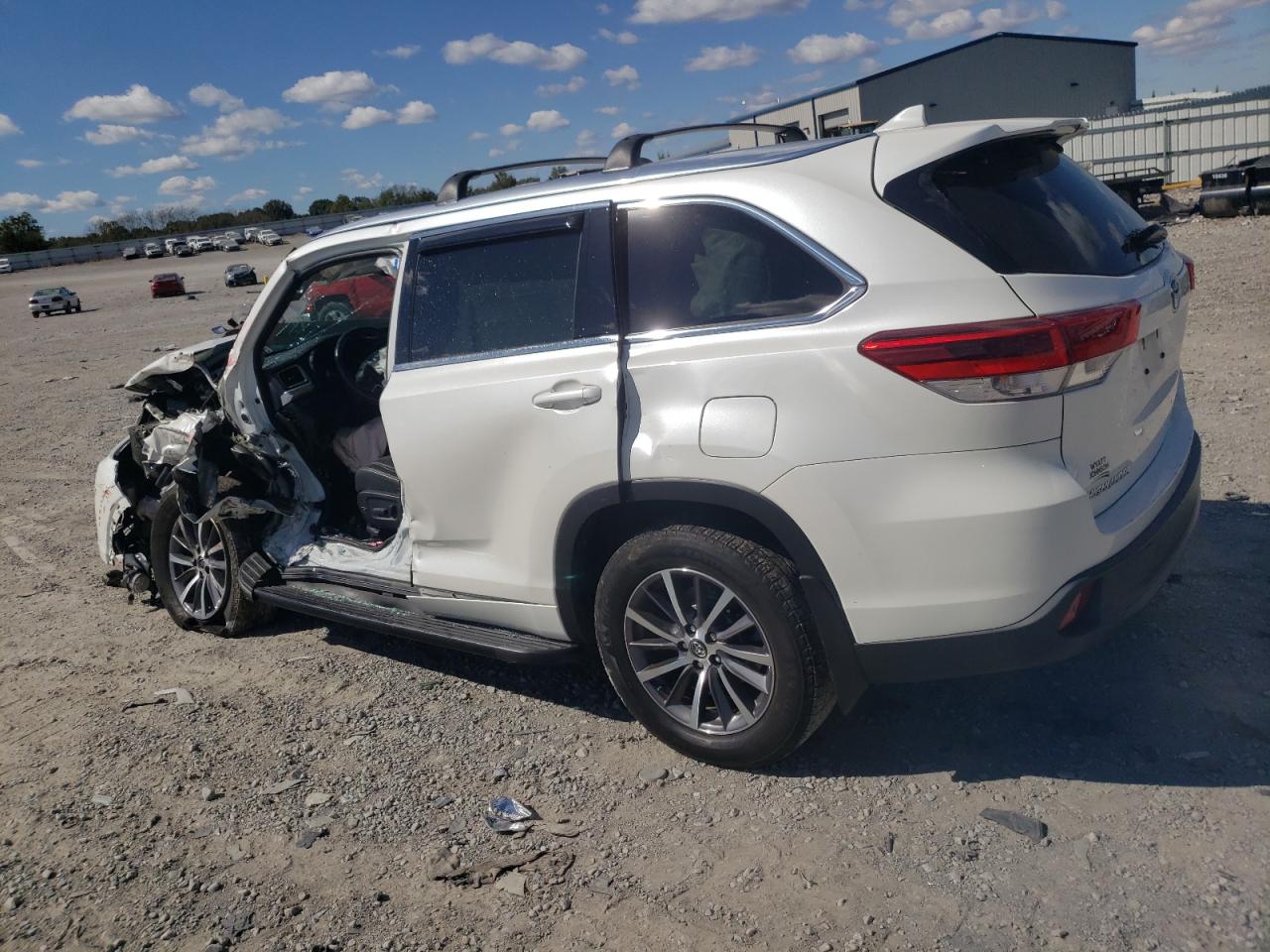 2018 Toyota Highlander - Image 2