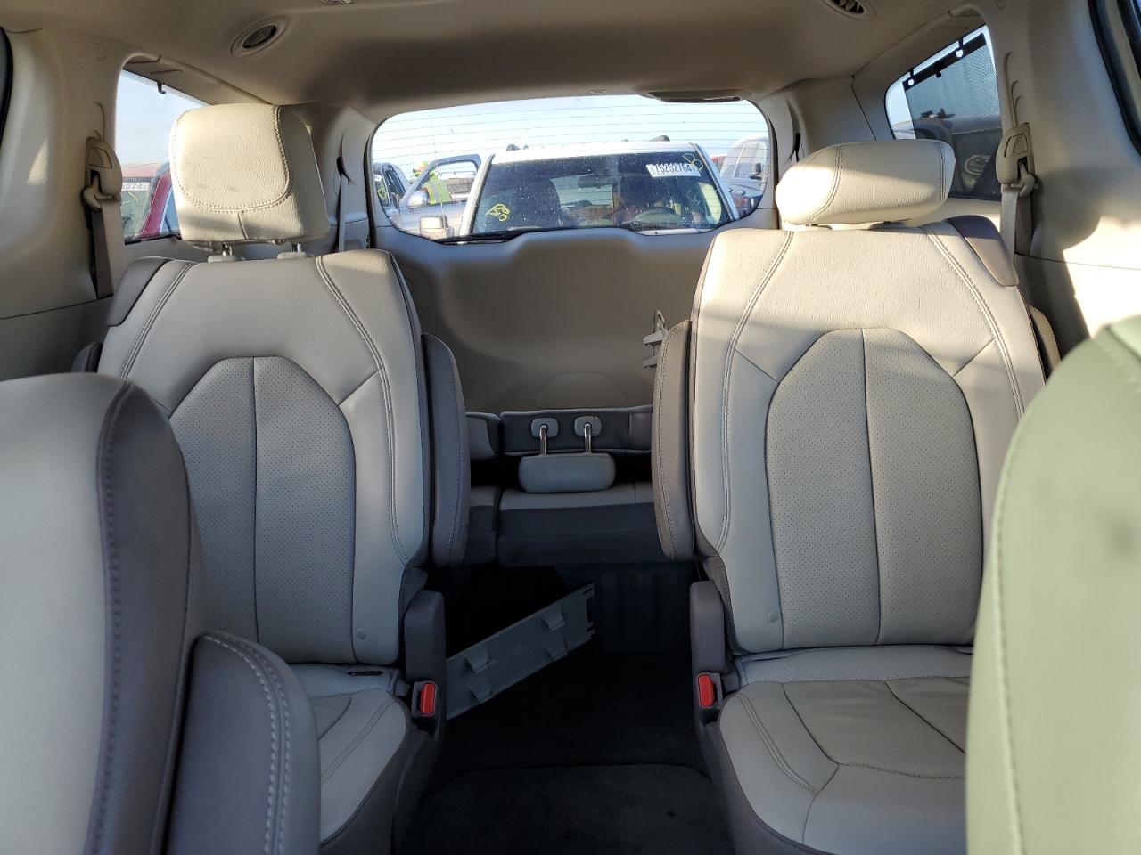 2019 Chrysler Pacifica - Image 10