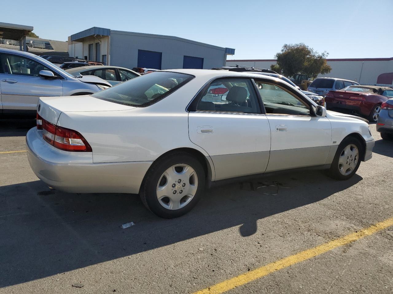 2000 Lexus ES - Image 3