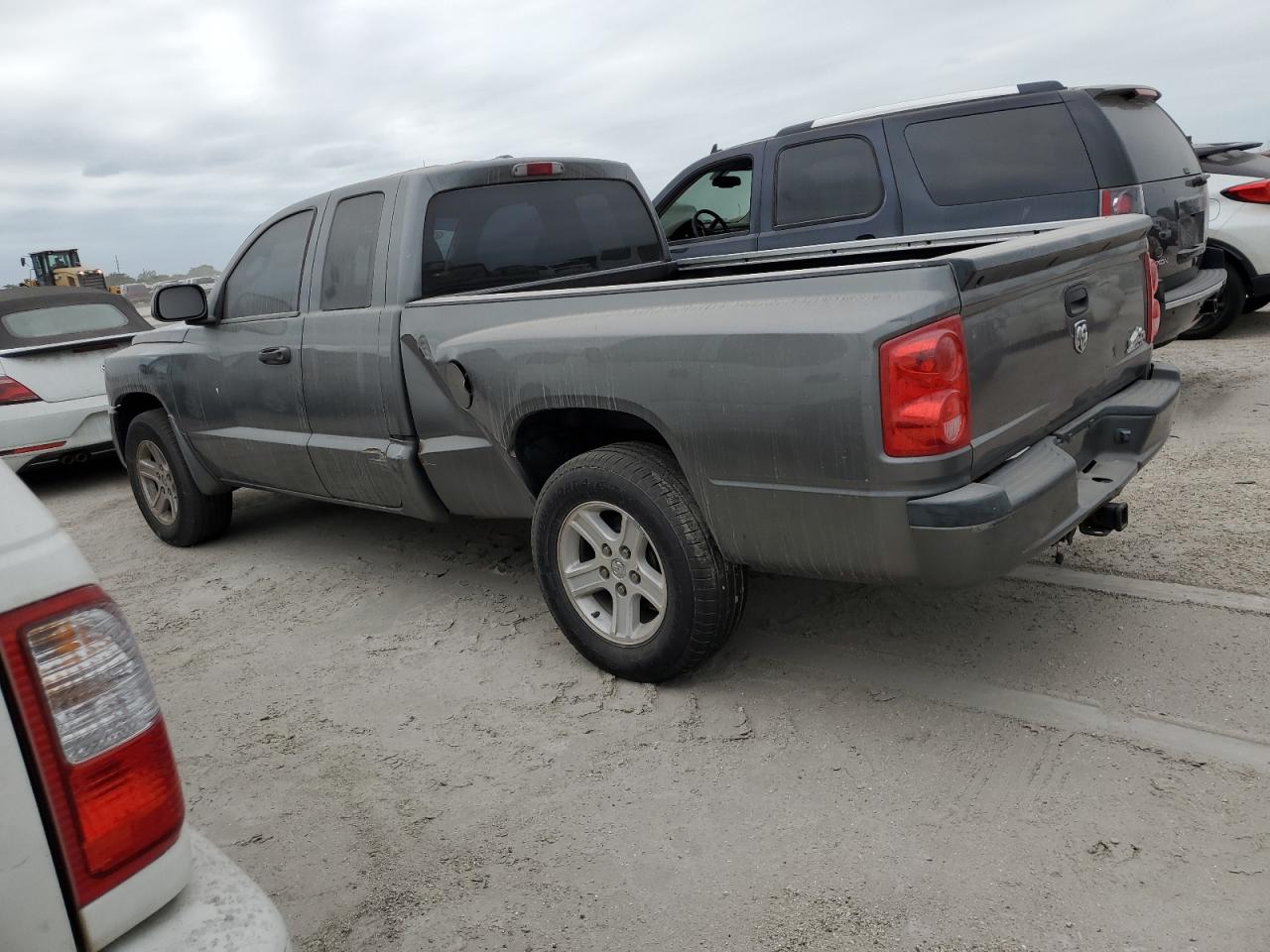 2011 Dodge Dakota - Image 2