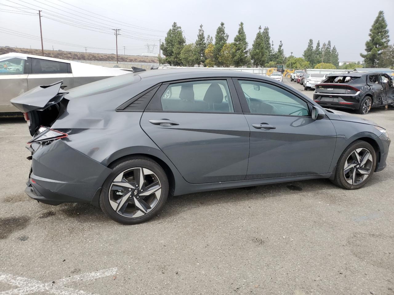 2023 Hyundai Elantra - Image 3
