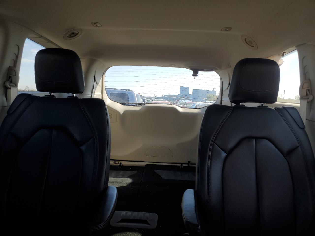 2017 Chrysler Pacifica - Image 10