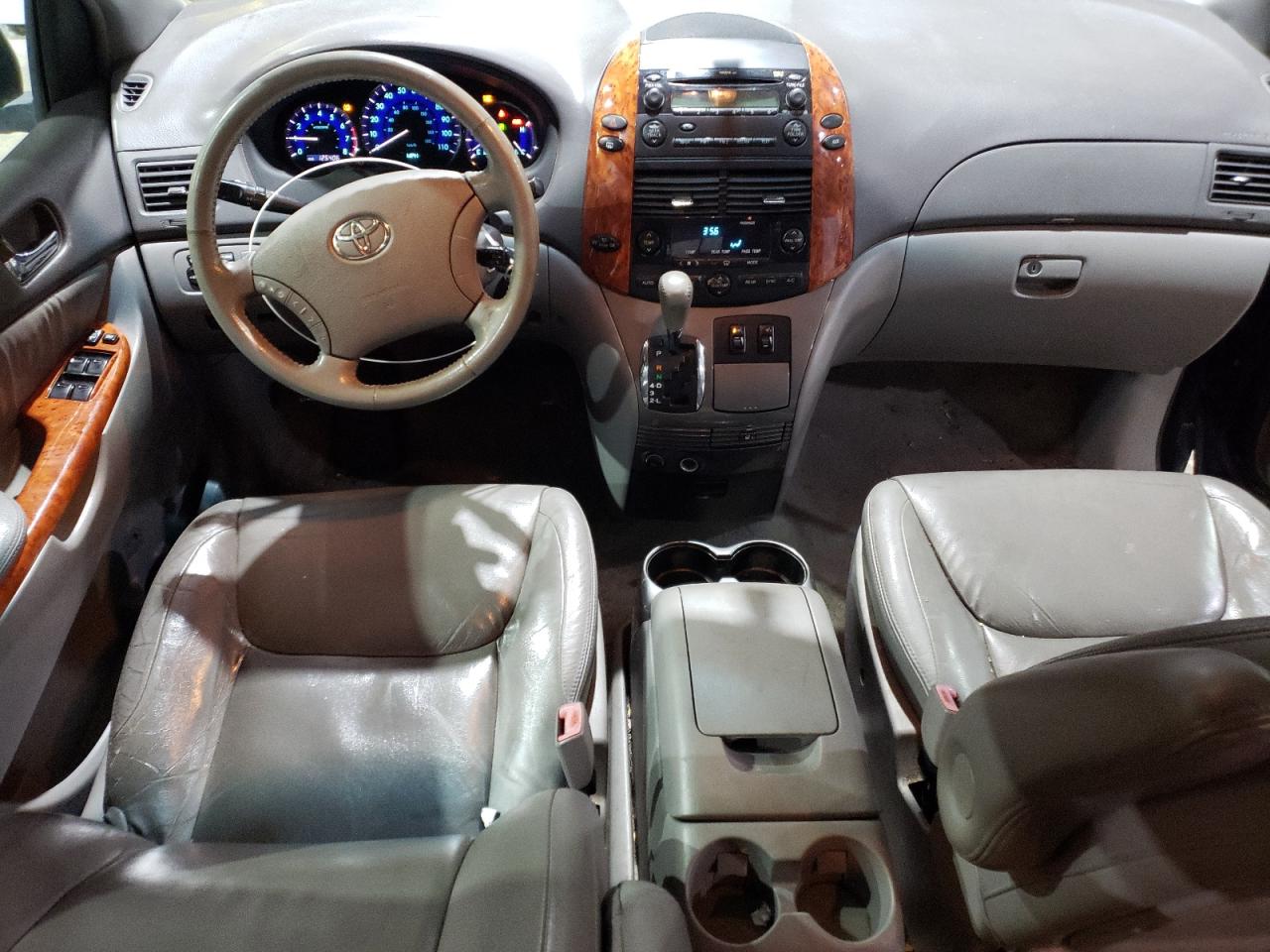 2010 Toyota Sienna - Image 8