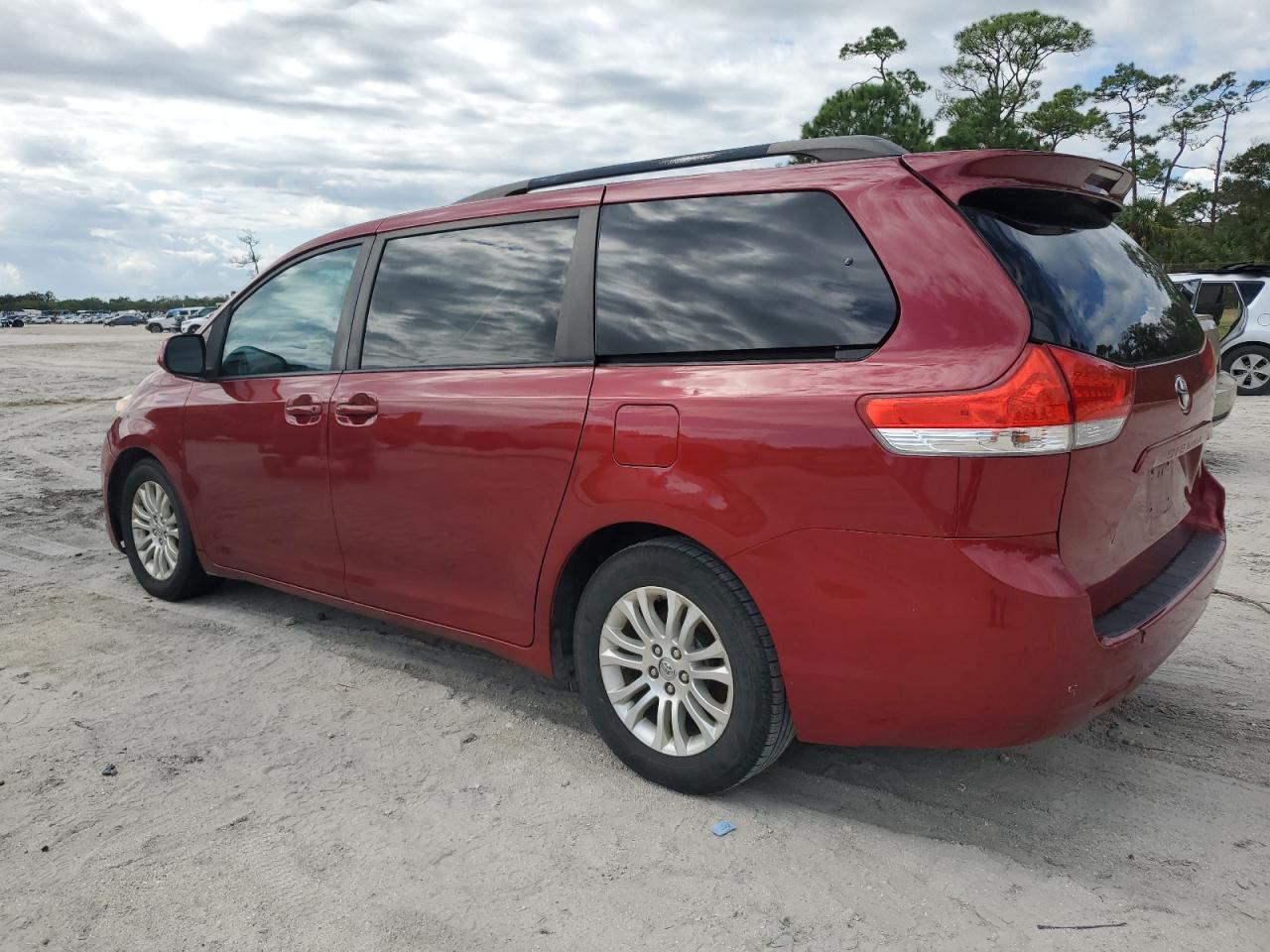 2011 Toyota Sienna - Image 2