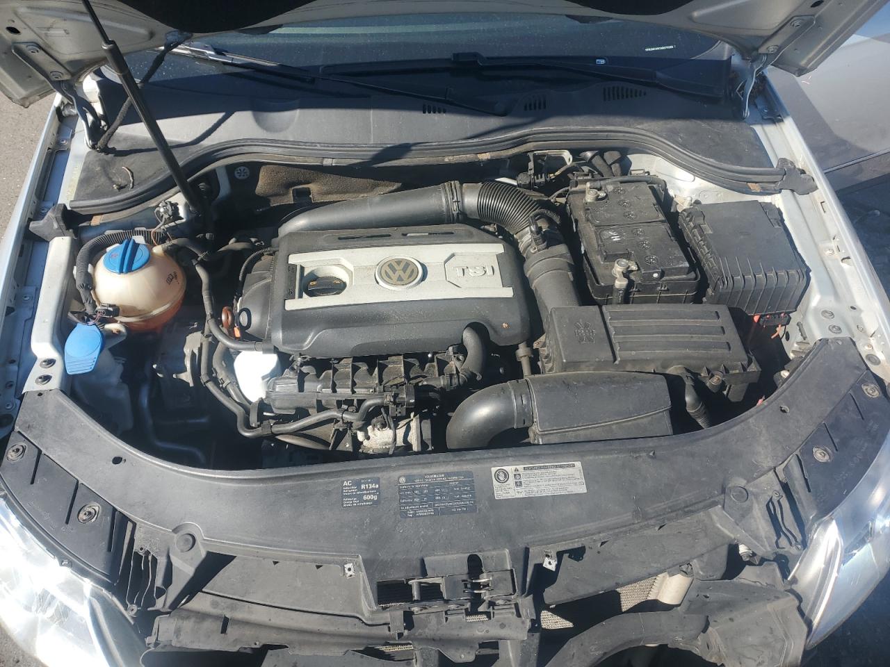 2010 Volkswagen Passat - Image 12