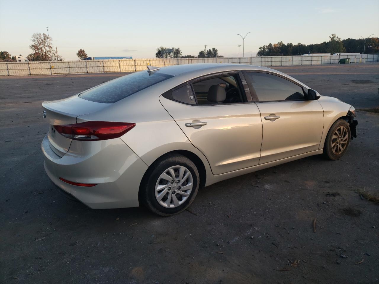 2017 Hyundai Elantra - Image 3