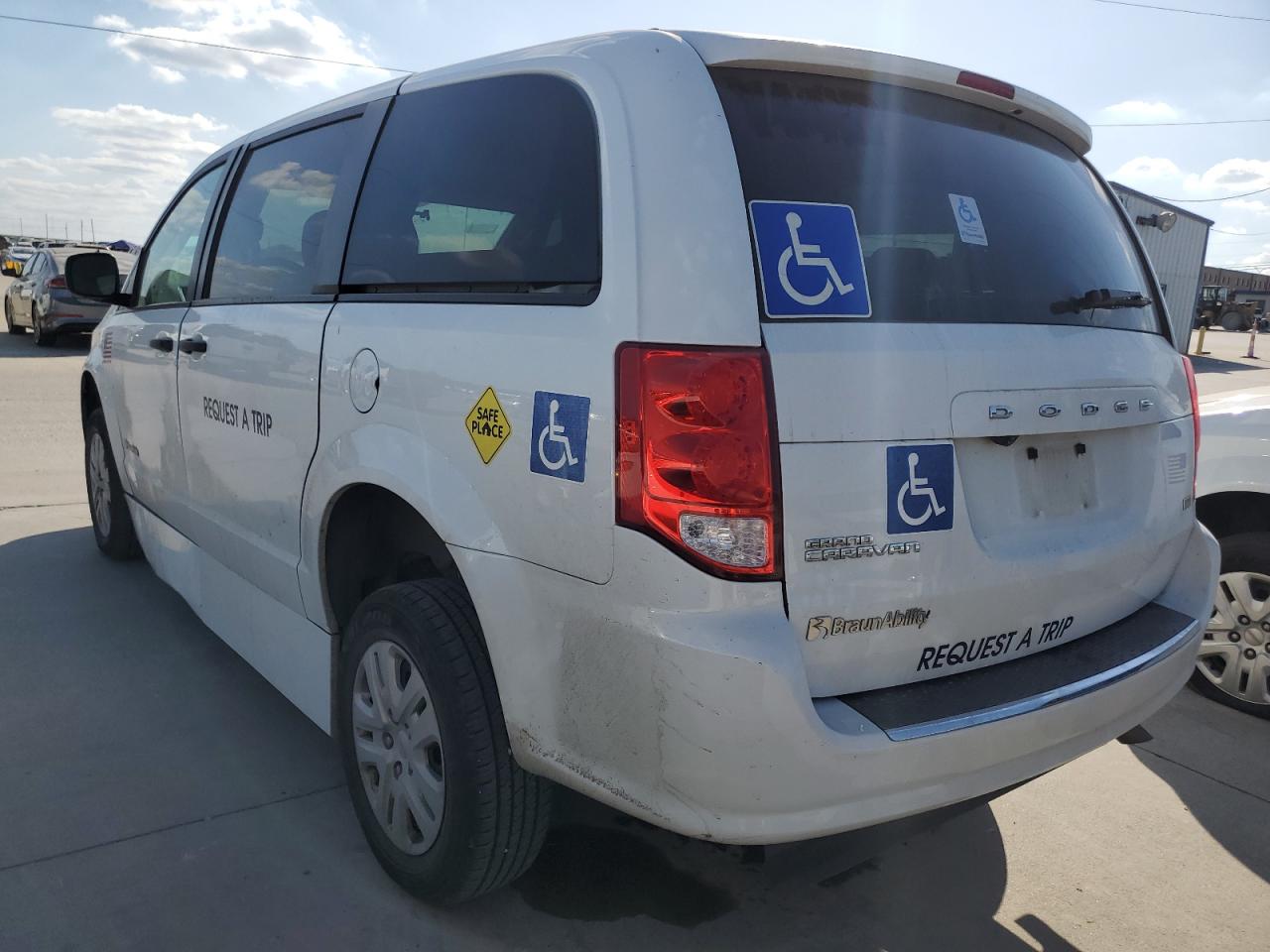 2019 Dodge Caravan - Image 2