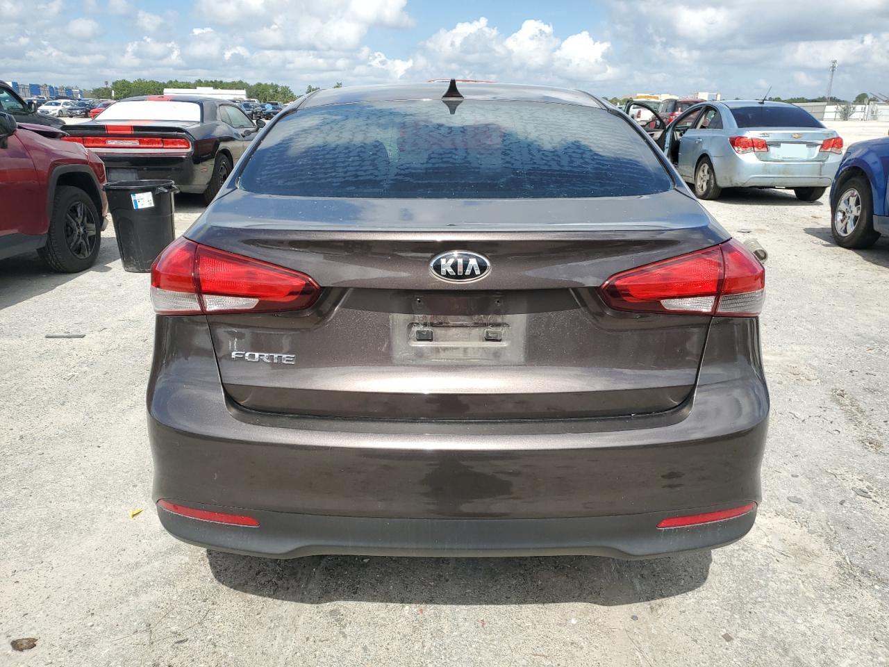 3KPFK4A73HE137332 2017 Kia Forte Lx