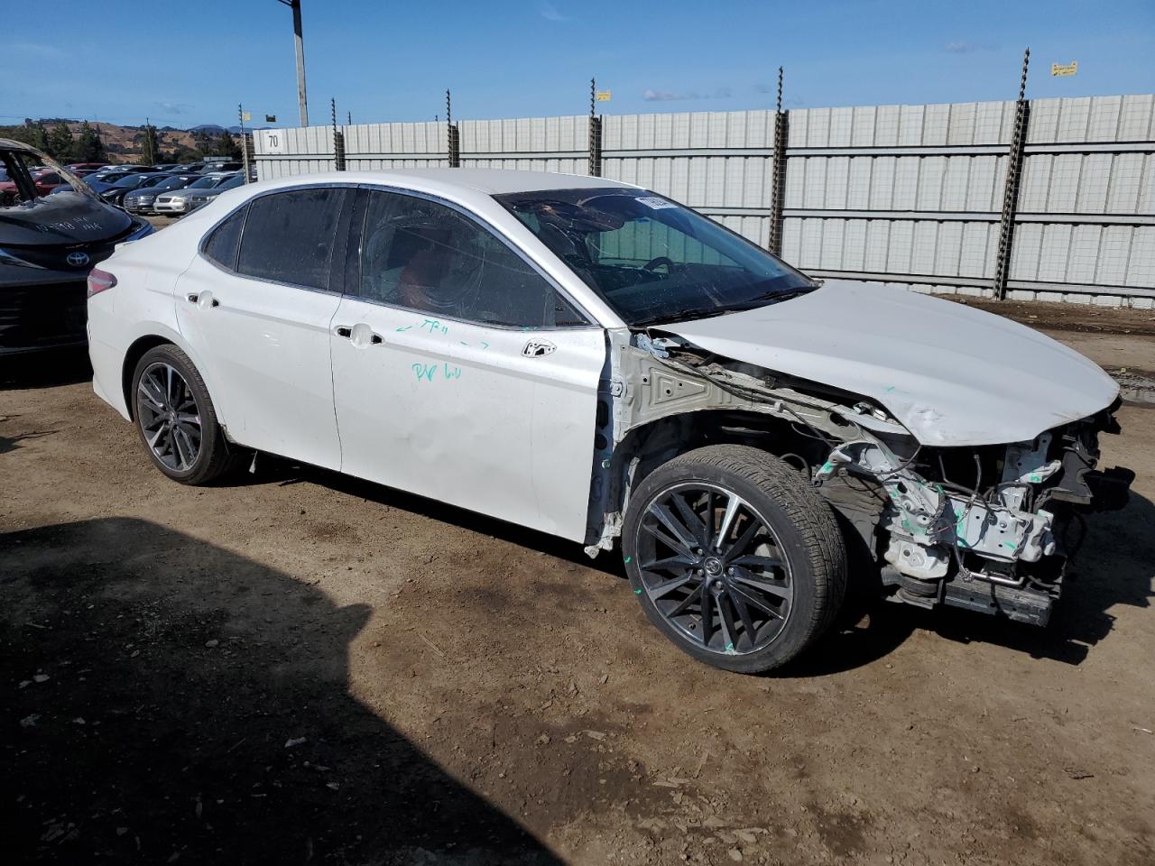 VIN 4T1B61HKXJU056973 2018 TOYOTA CAMRY no.4