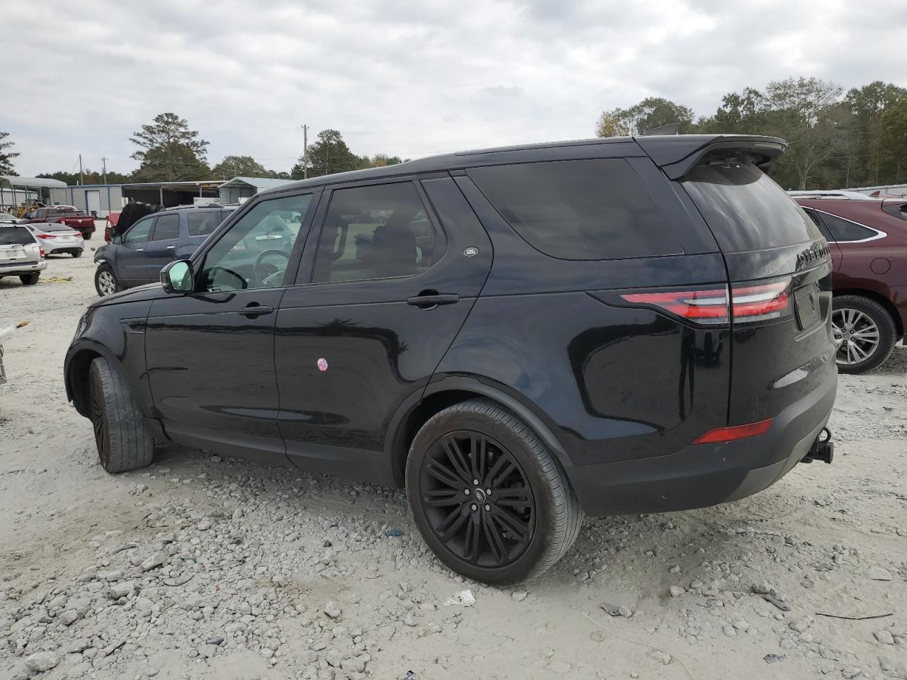 2017 Land Rover Discovery - Image 2