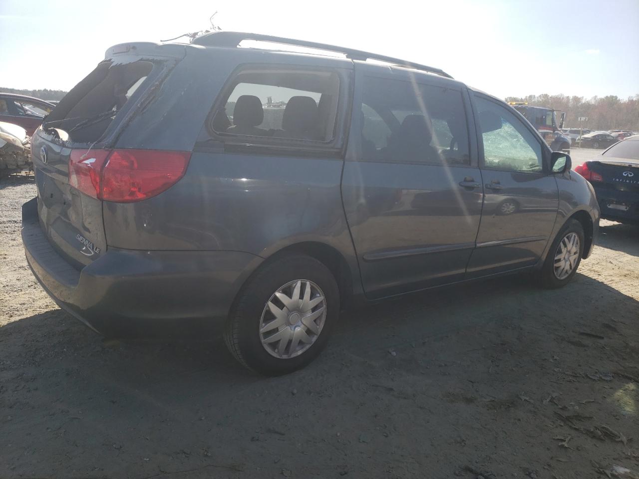 2010 Toyota Sienna - Image 3