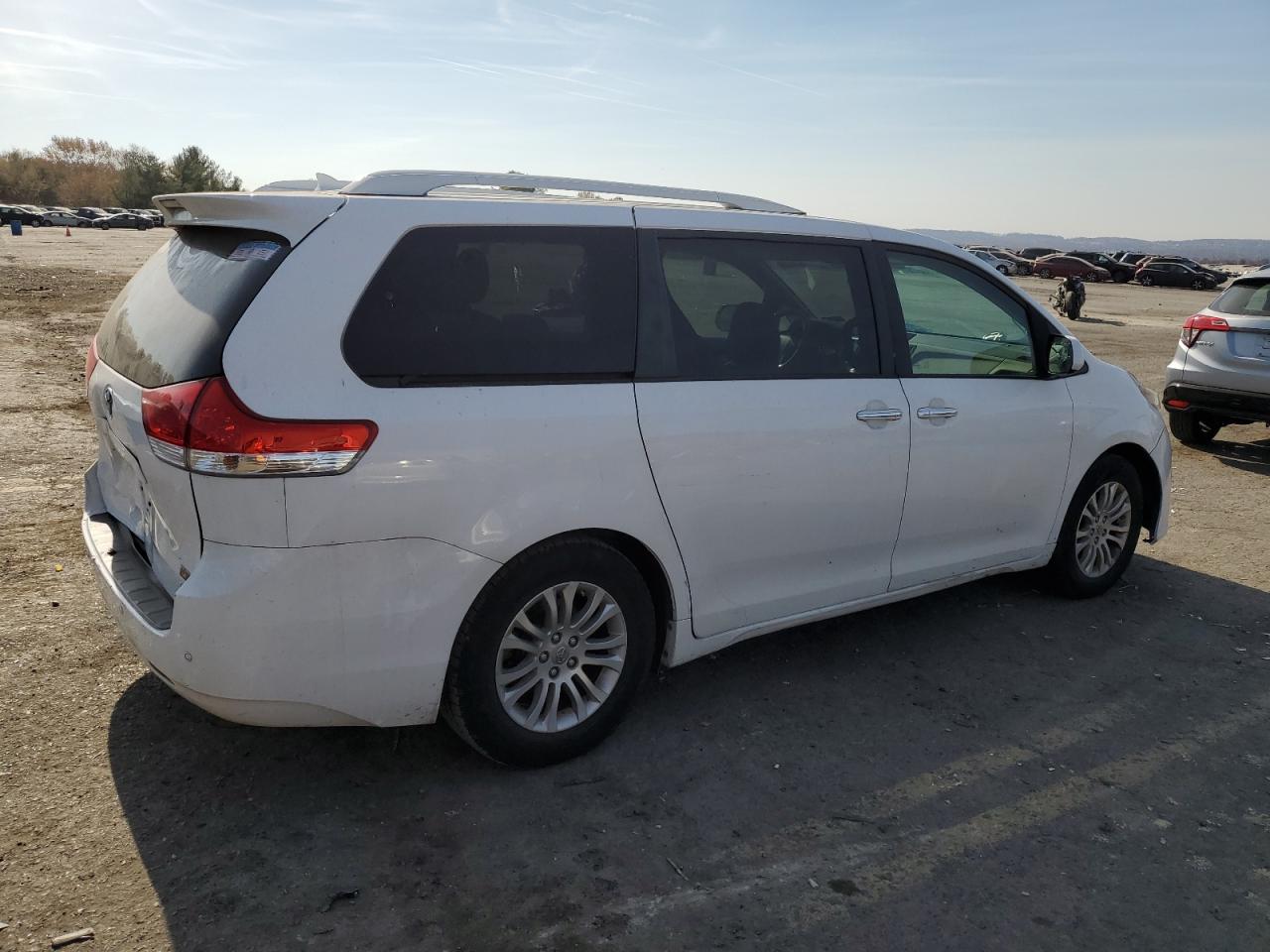 2011 Toyota Sienna - Image 3