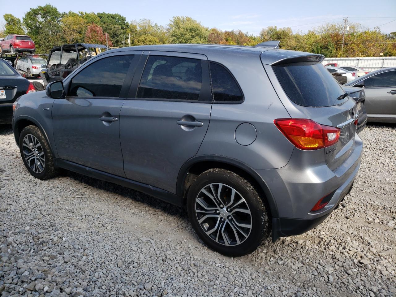 JA4AR3AW4JU020271 2018 MITSUBISHI OUTLANDER - Image 2