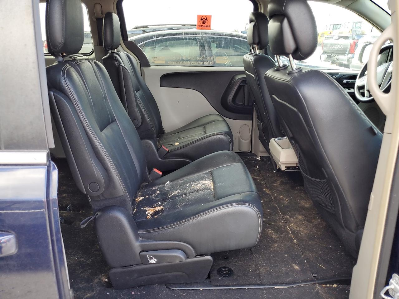 2016 Chrysler Town & Country - Image 11