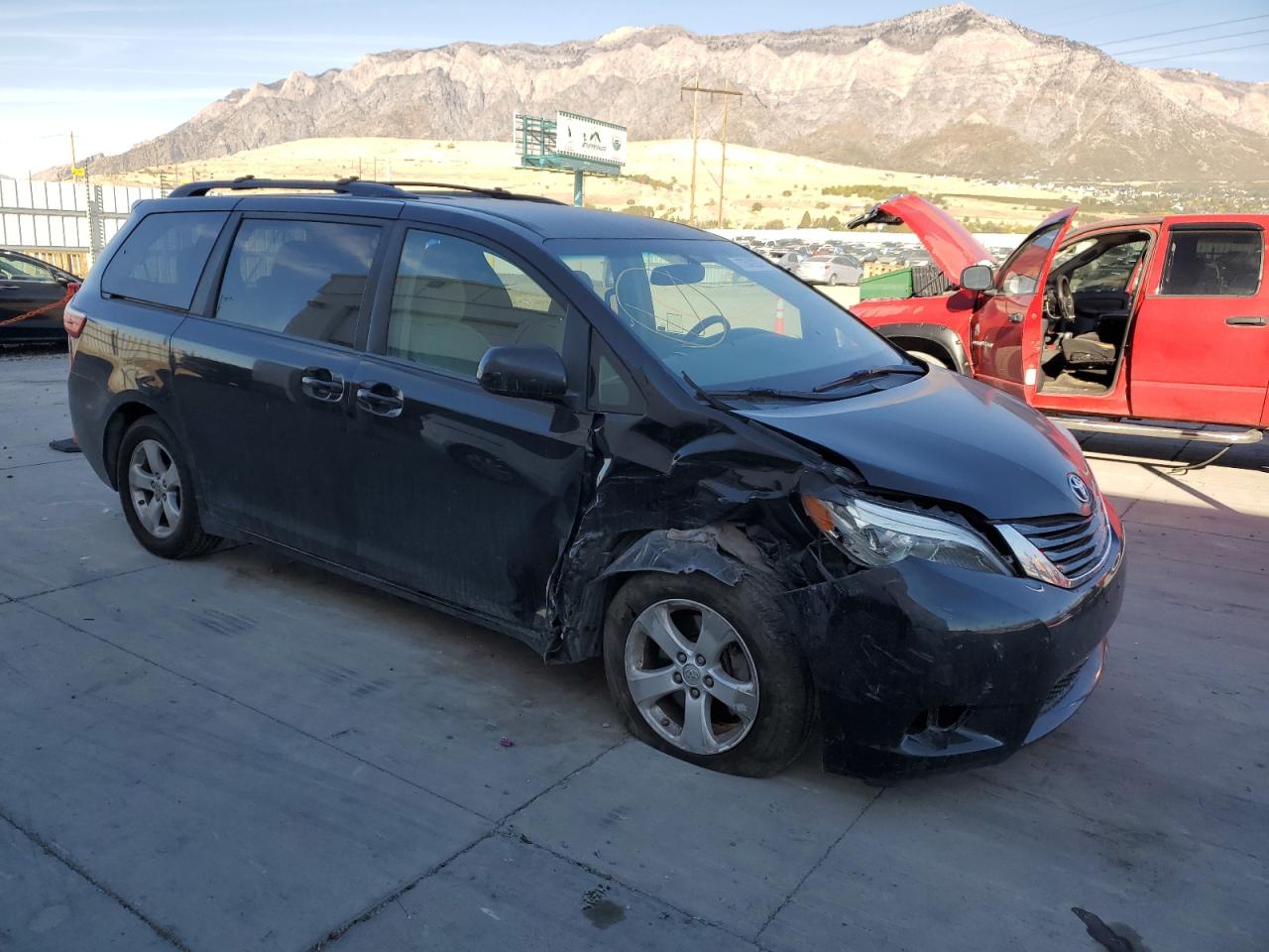 VIN 5TDKZ3DC7HS848888 2017 TOYOTA SIENNA no.4