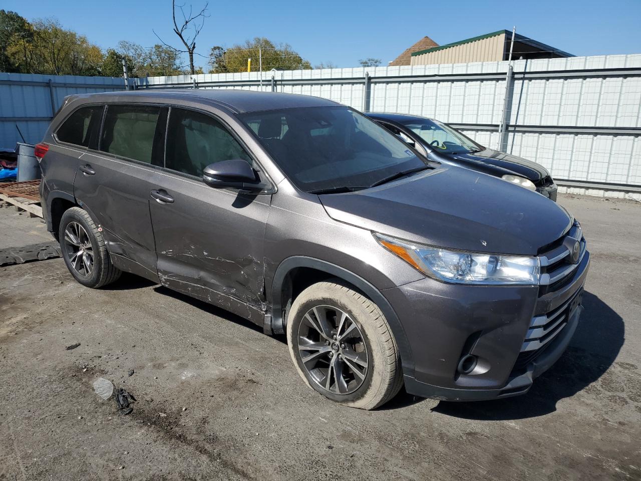 2017 Toyota Highlander Le VIN: 5TDZARFH8HS024240 Lot: 75659634