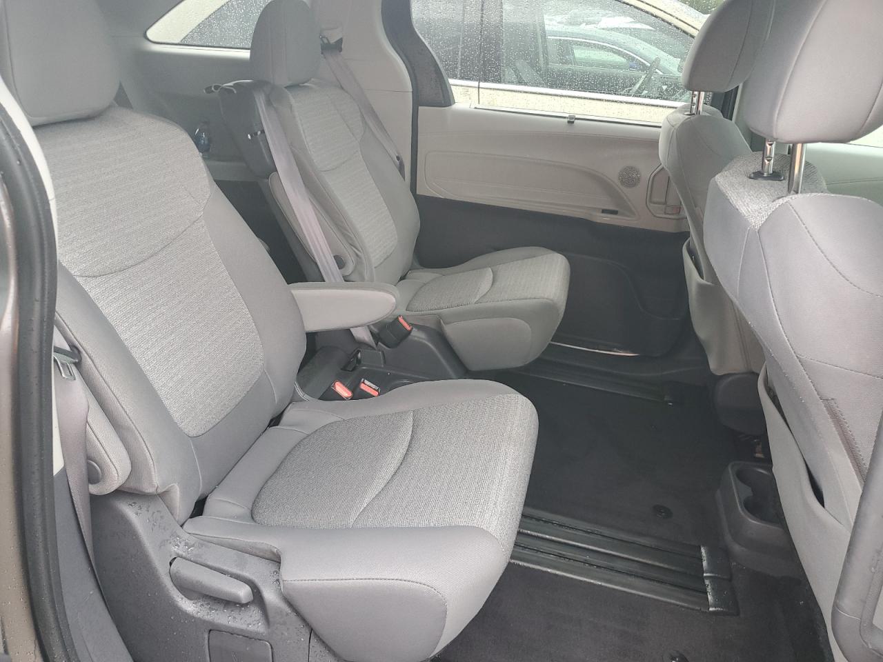 2021 Toyota Sienna - Image 11