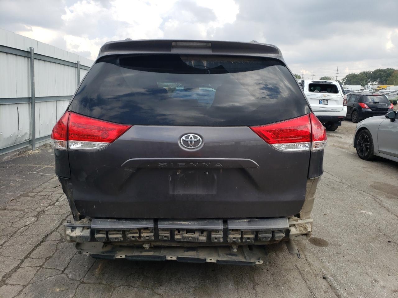 5TDYK3DC0CS273038 2012 Toyota Sienna Xle