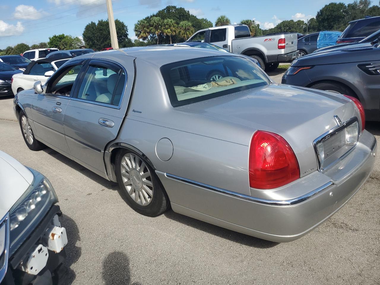 2004 Lincoln Town Car Executive VIN: 1LNHM81W84Y607310 Lot: 74197644