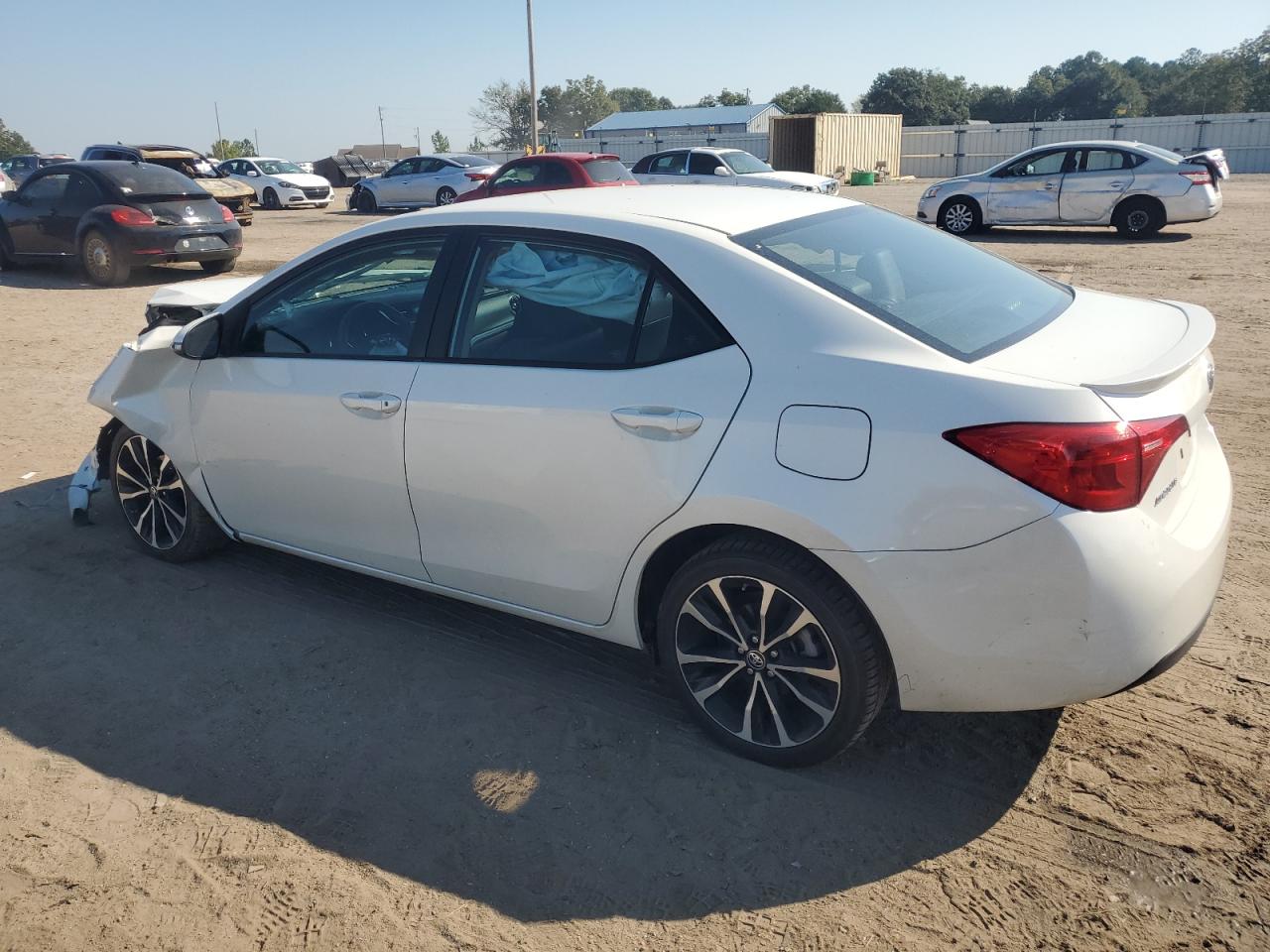 5YFBURHE2JP821027 2018 TOYOTA COROLLA - Image 2