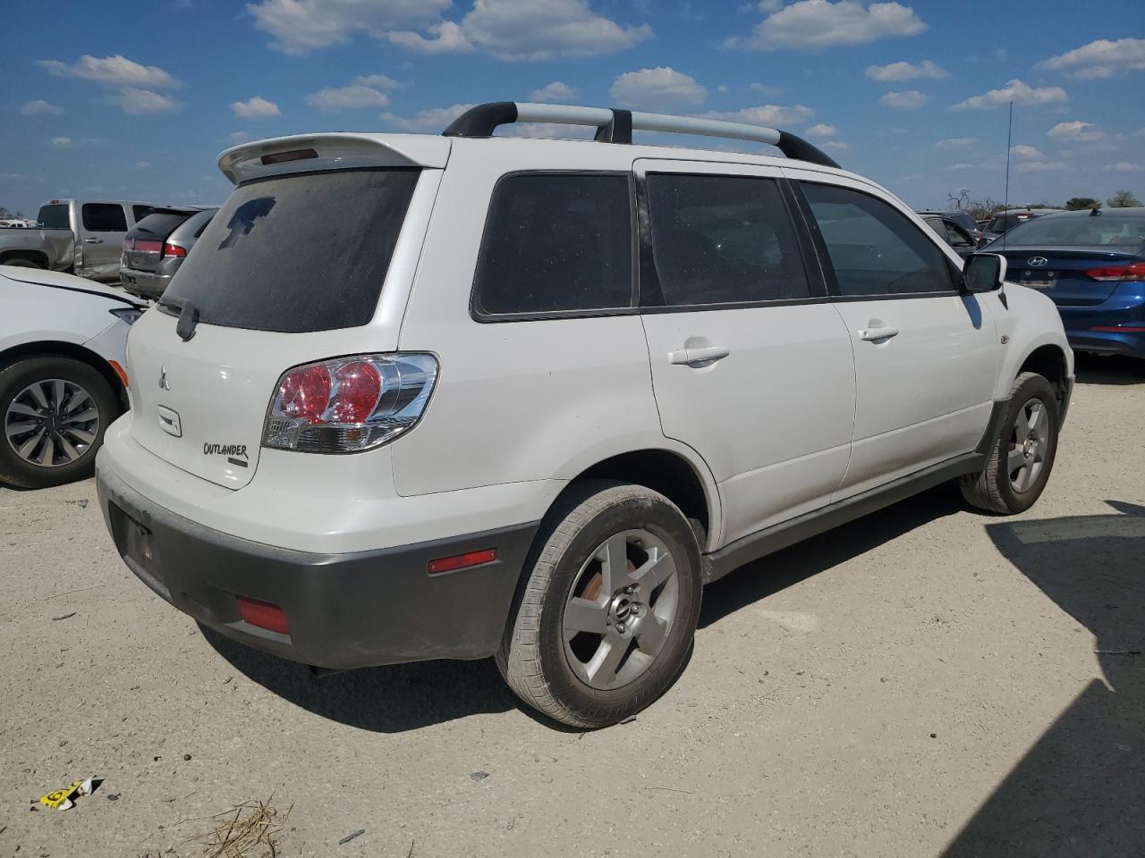 2003 Mitsubishi Outlander - Image 3