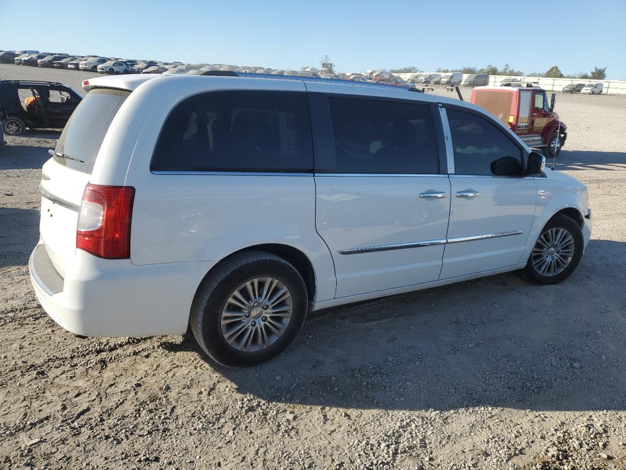 2014 Chrysler Town & Country - Image 3