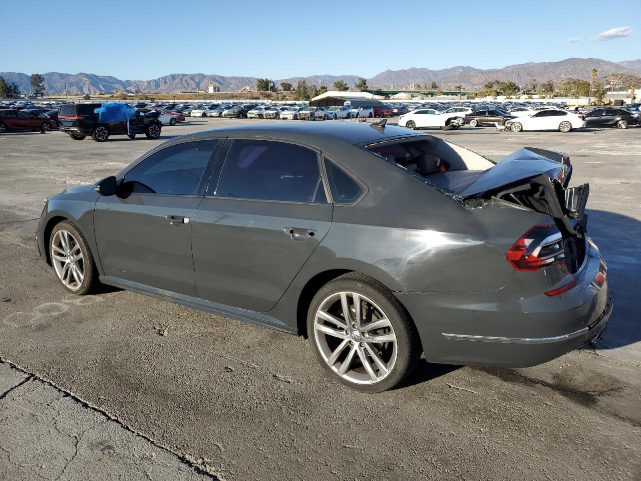 2018 Volkswagen Passat - Image 2