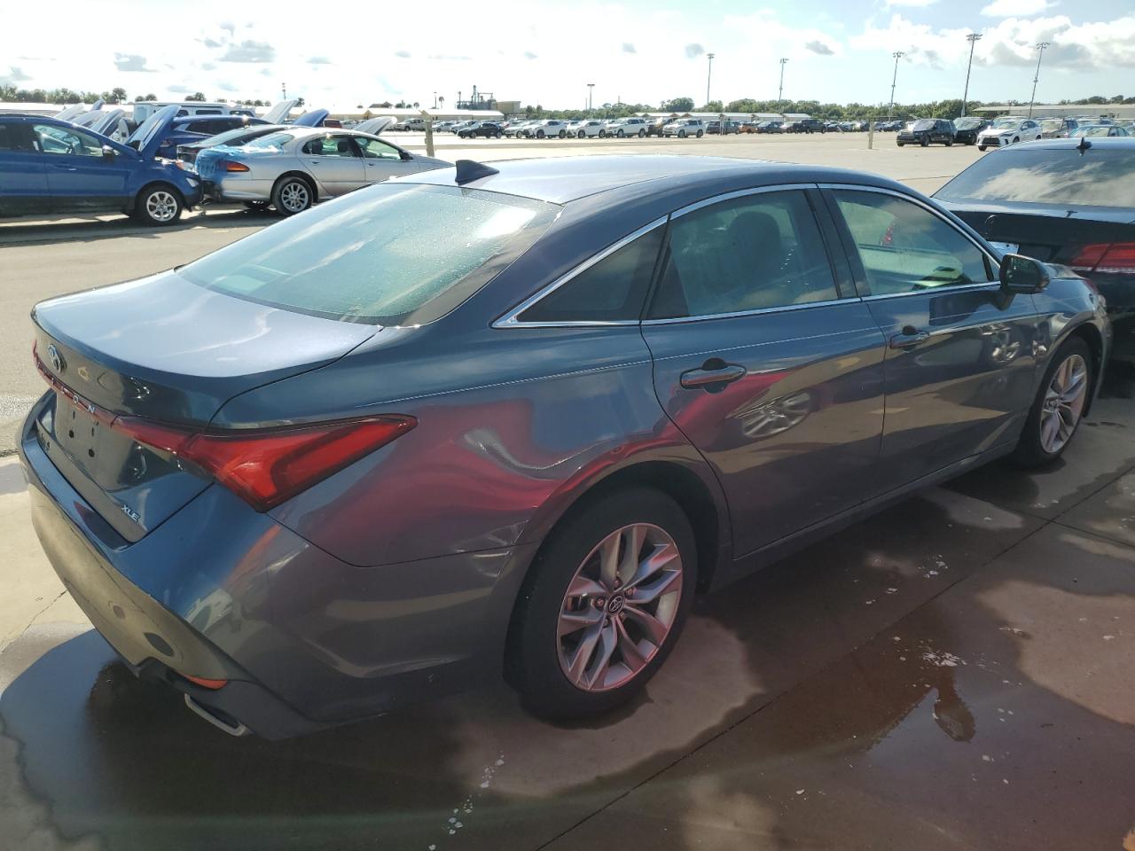2019 Toyota Avalon - Image 3