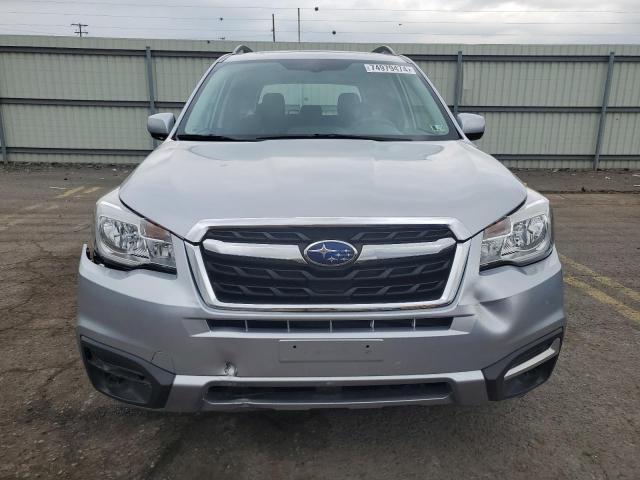  SUBARU FORESTER 2018 Серебристый