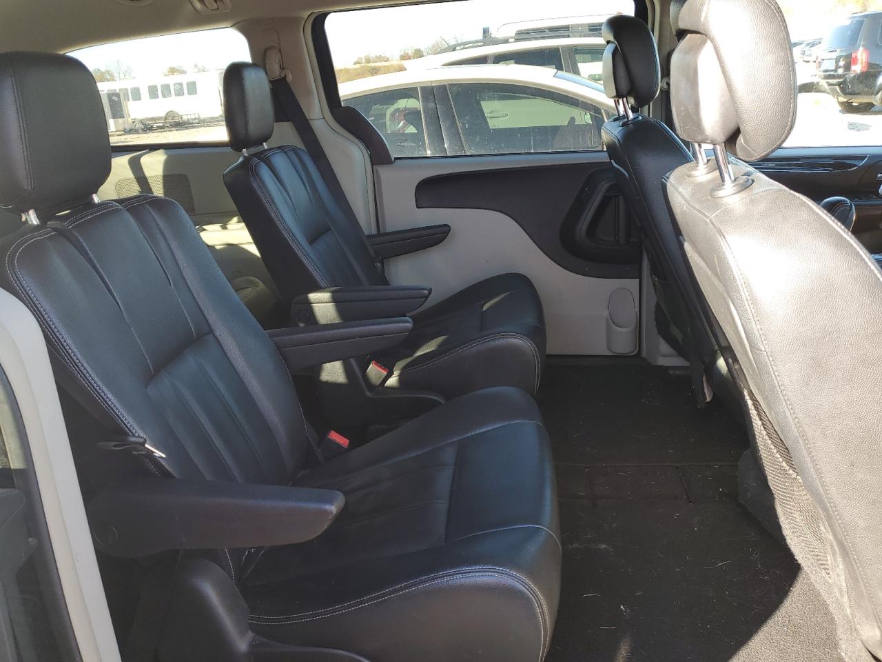 2014 Chrysler Town & Country - Image 11