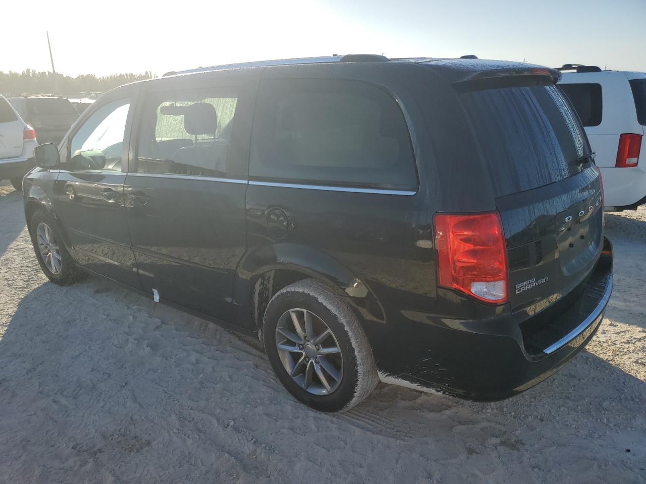 2015 Dodge Caravan - Image 2