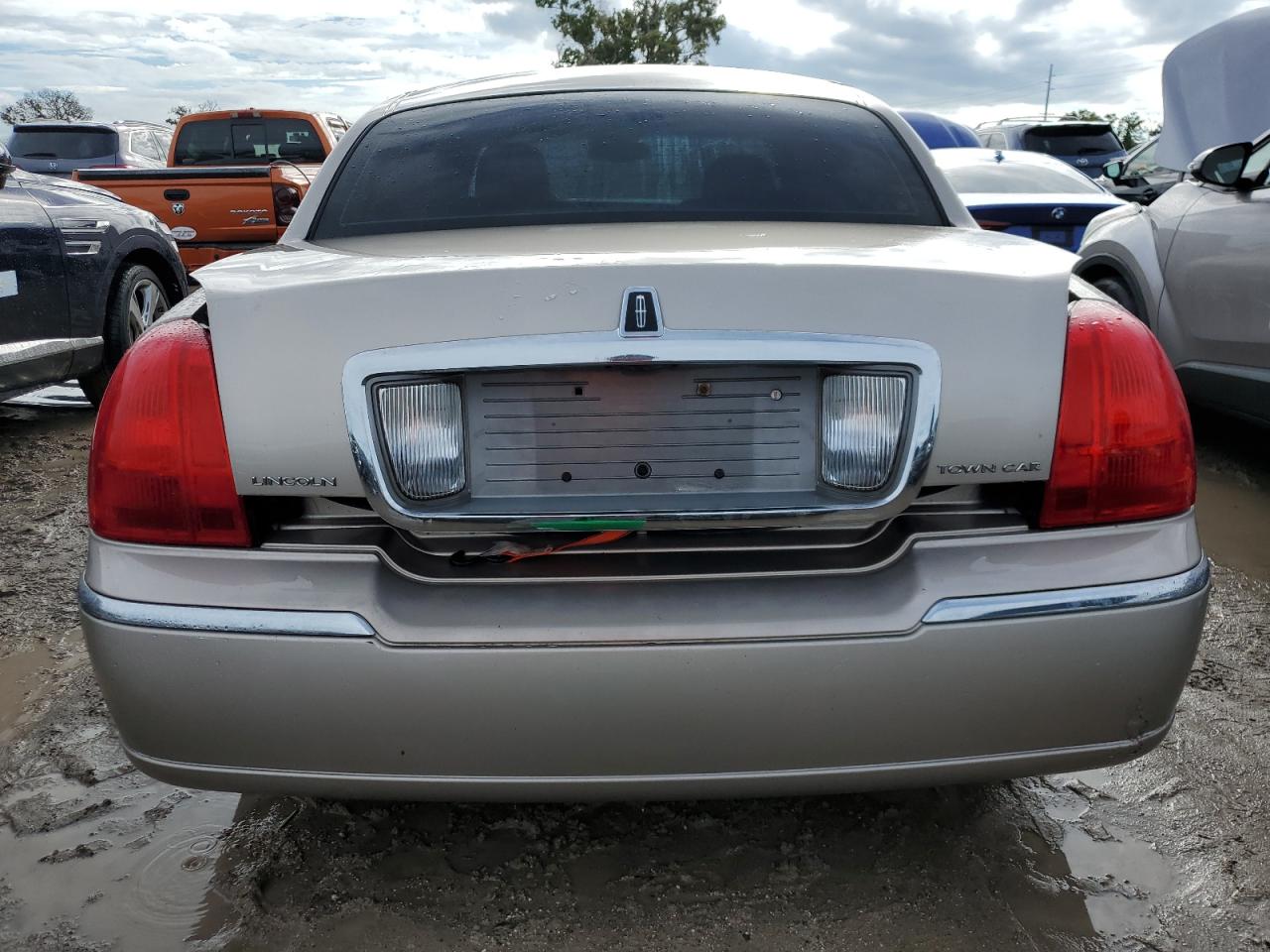 2003 Lincoln Town Car Executive VIN: 1LNHM81W33Y639757 Lot: 73663384