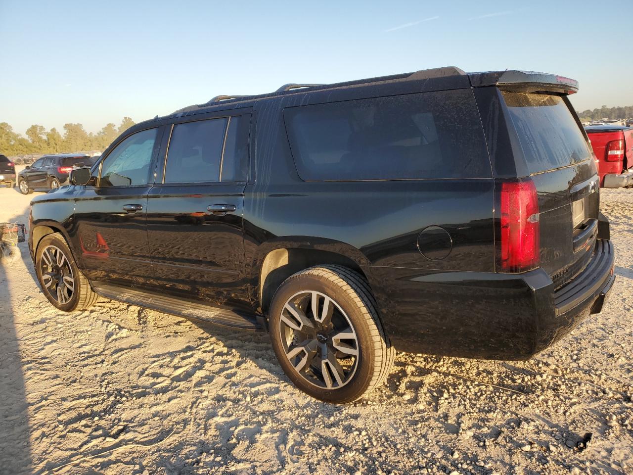 VIN 1GNSKJKC9JR223187 2018 CHEVROLET SUBURBAN no.2