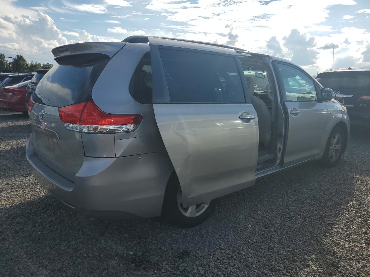 2014 Toyota Sienna - Image 3