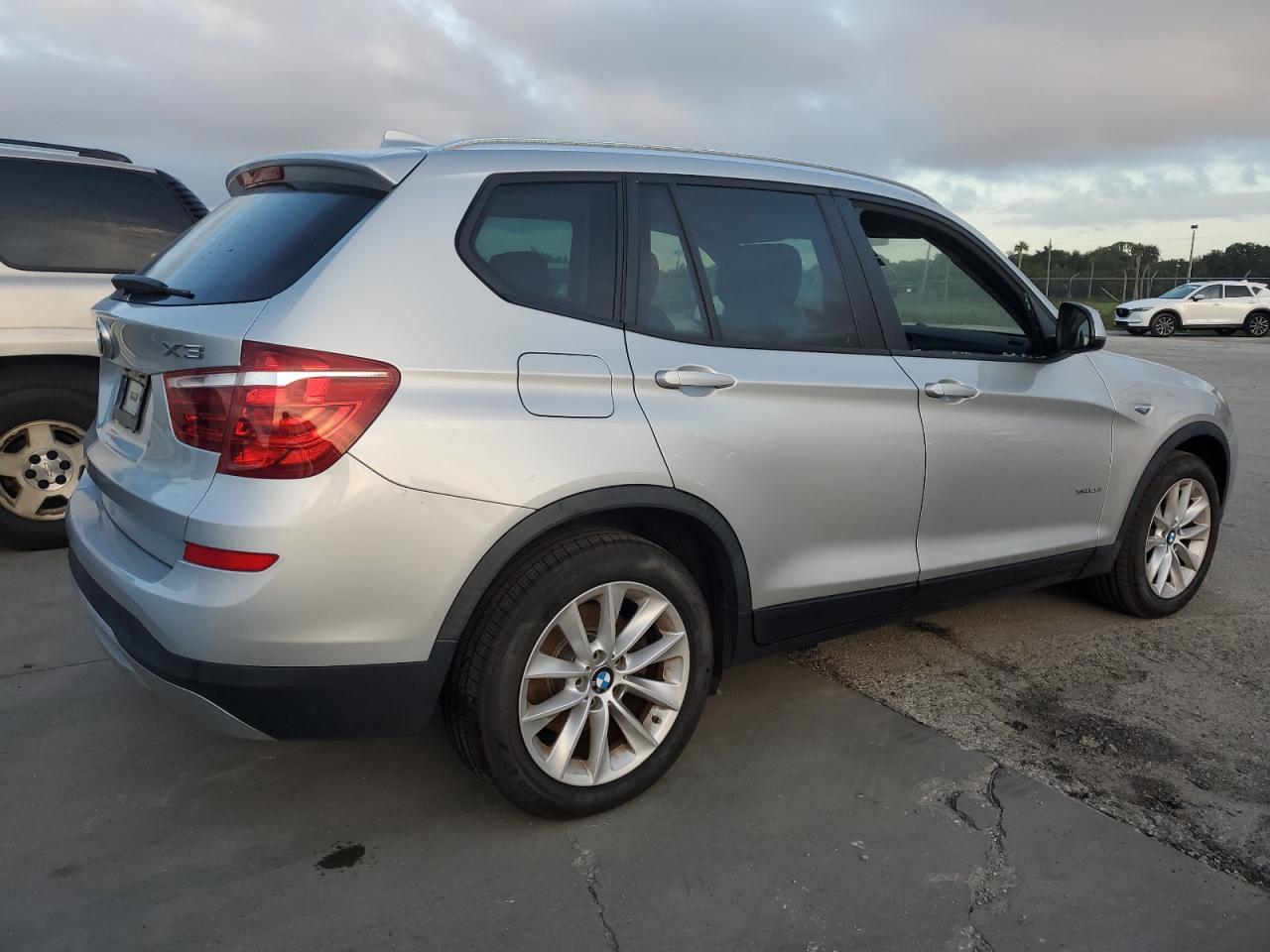 VIN 5UXWZ7C36H0V91962 2017 BMW X3 no.3